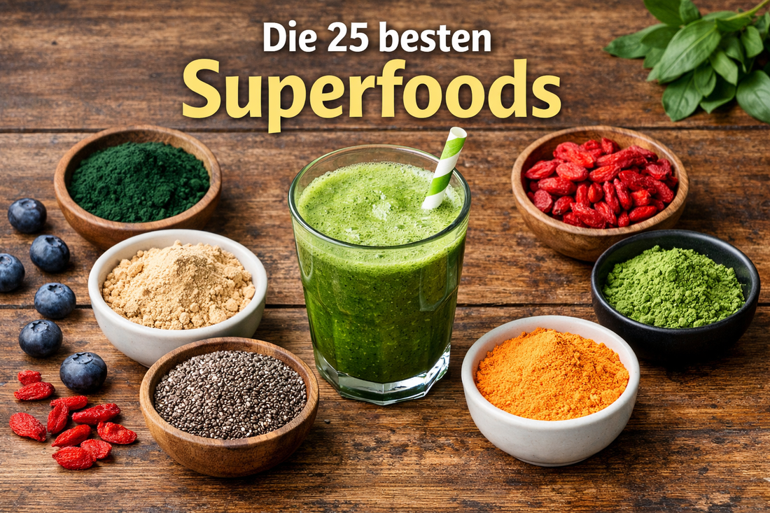 Superfoods Übersicht mit Spirulina, Matcha, Maca, Goji-Beeren, Chiasamen und grünem Smoothie