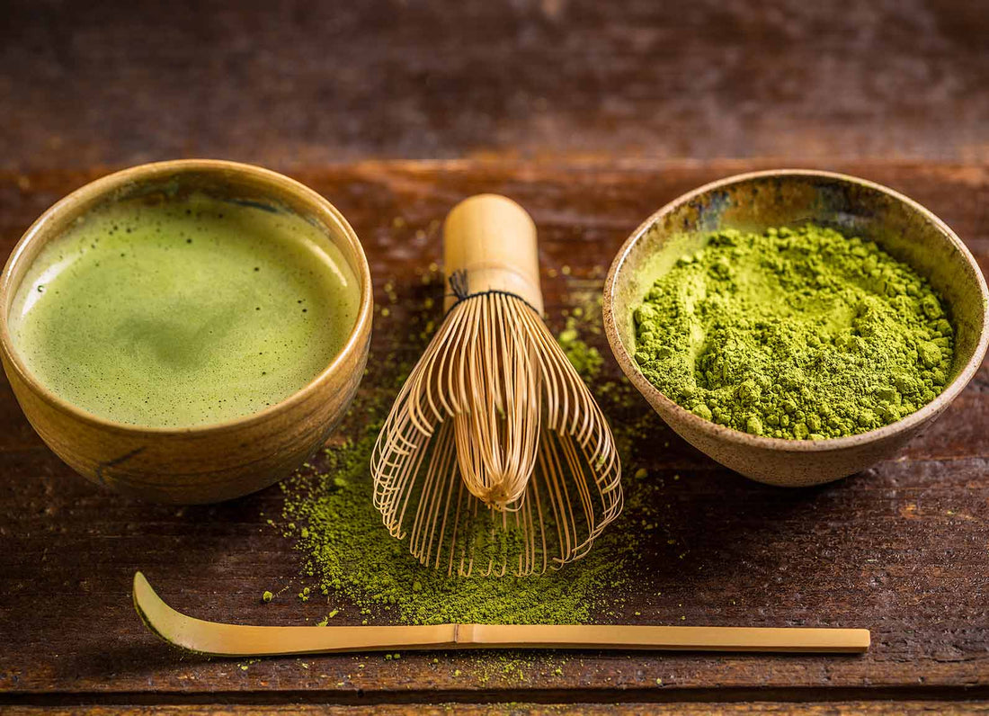 Meditation, Tee und ruhige Morgenroutine als natürliche Methode zur Senkung des Stresshormons Cortisol