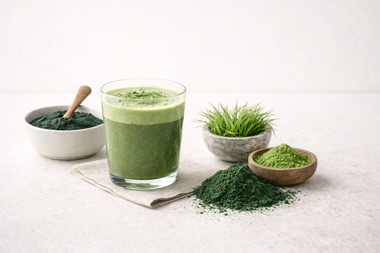 Greens Pulver Test mit grünem Superfood-Drink und natürlichen Zutaten wie Spirulina und Gerstengras auf hellem Hintergrund