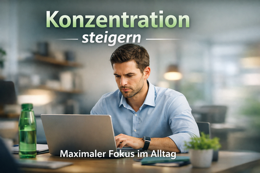 Konzentration steigern im Alltag – fokussierter Mann arbeitet produktiv am Laptop in einer ruhigen Umgebung
