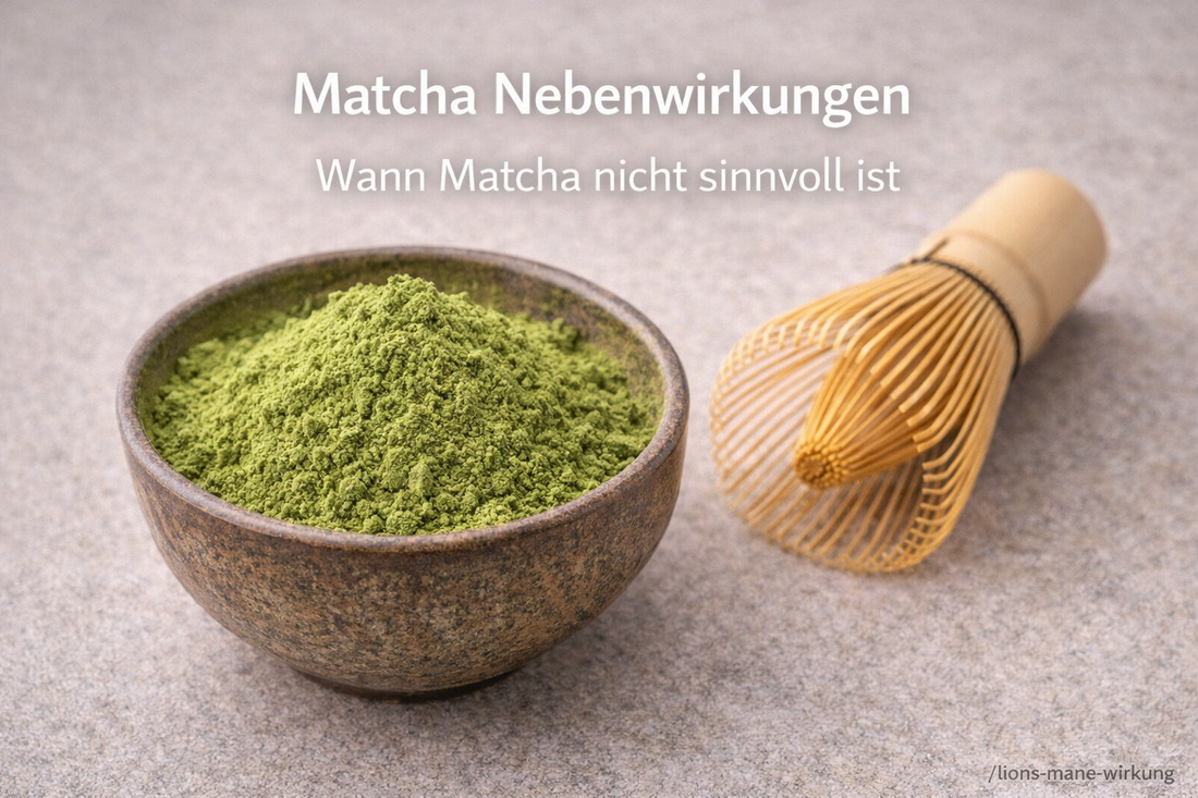 Matcha Pulver in einer Schale mit Bambusbesen als grüner Tee mit Koffein und möglichen Nebenwirkungen