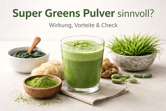 Super Greens Pulver mit grünem Drink und natürlichen Zutaten wie Spirulina und Gerstengras auf hellem Hintergrund