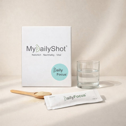 Glas Wasser, DailyFocus Fokus im Sachet auf dem Tisch, löffel mit natürlichen Pflanzenpulvern.