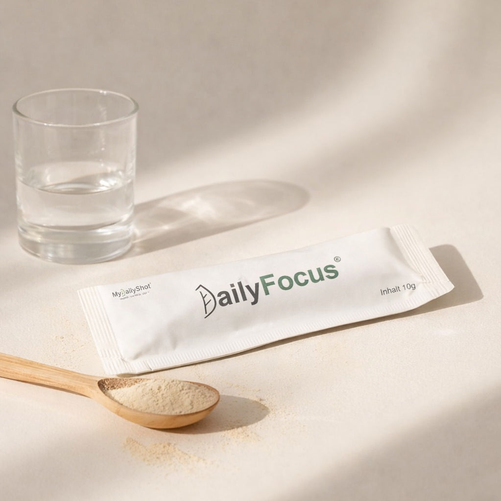 Glas Wasser, DailyFocus Sachet und Löffel mit natürlichen Pflanzenpulvern als Fokus Mischung. 