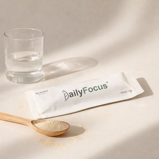 Glas Wasser, DailyFocus Sachet und Löffel mit natürlichen Pflanzenpulvern als Fokus Mischung. 